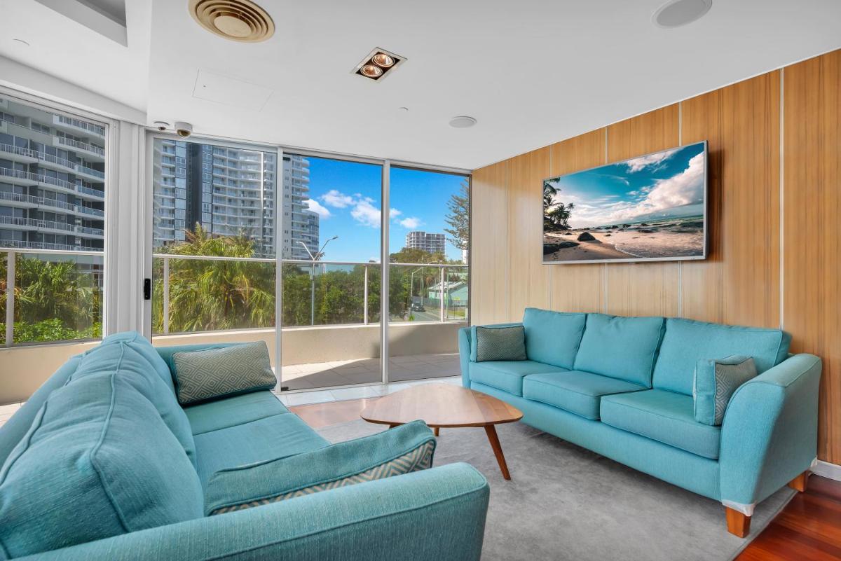 Reflection on the Sea - Housity