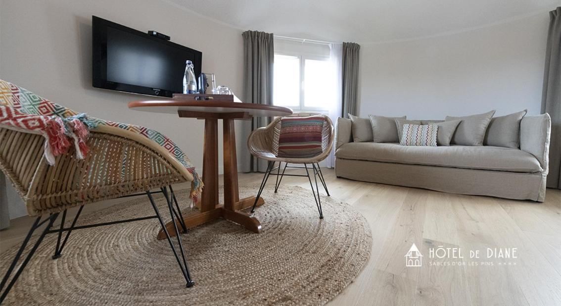 Télévision ou salle de divertissement dans l'établissement Hotel De Diane