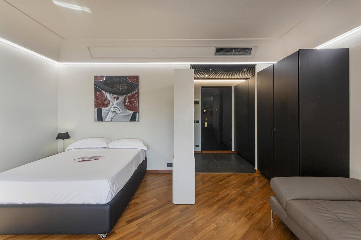Beachfront Studio with Terrace by Wonderful Italy - Housity