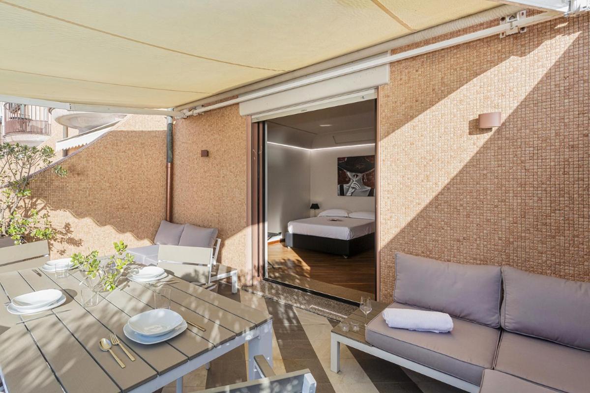 Beachfront Studio with Terrace by Wonderful Italy - Housity