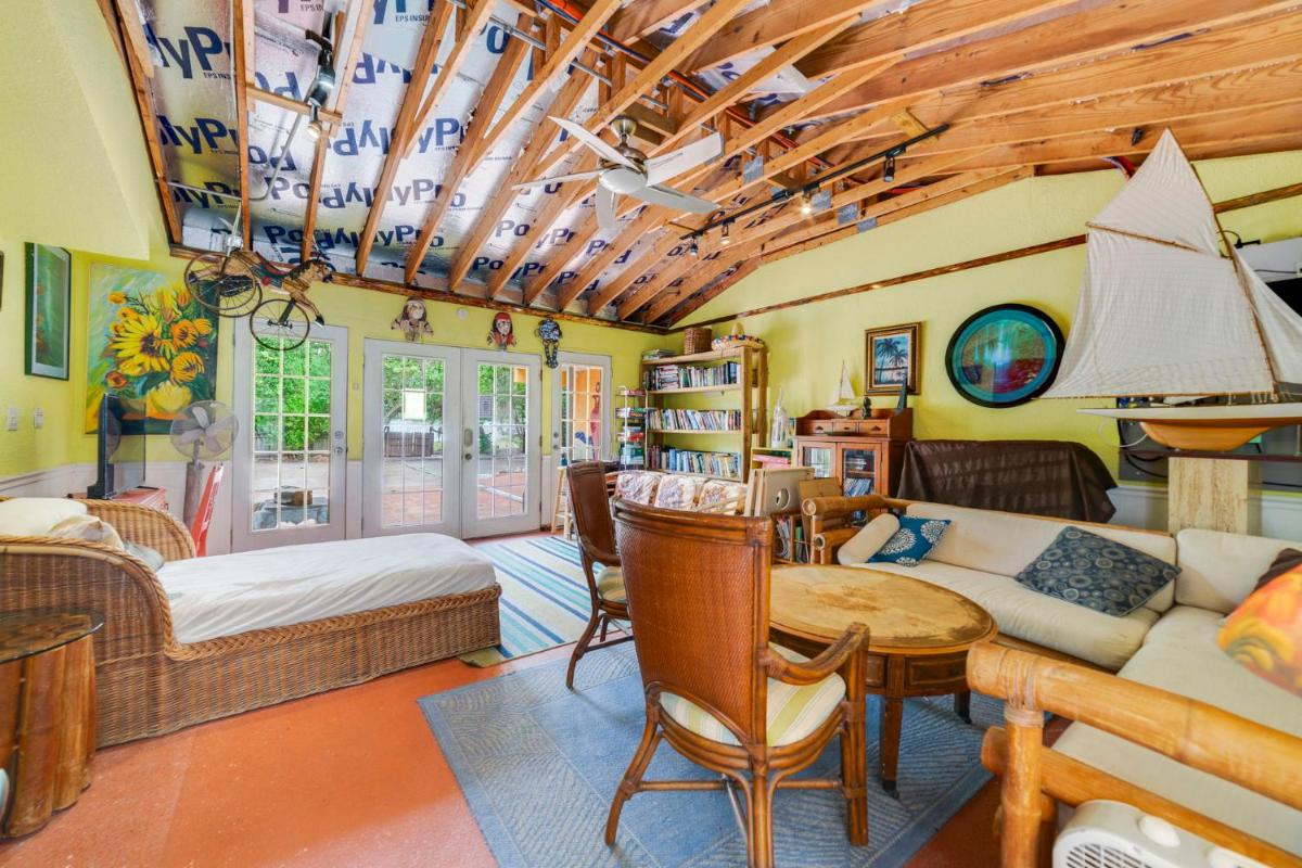 Beach Place Guesthouses - Housity