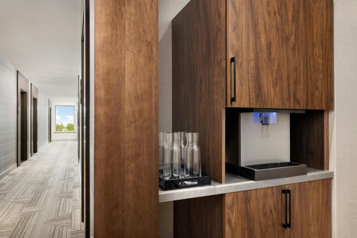 AC Hotel by Marriott Newtown Square - Housity