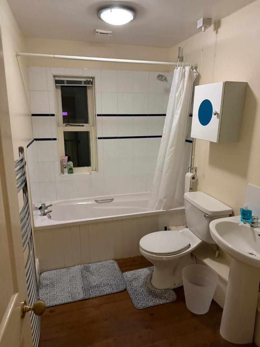 Spacious and cosy 4 Bed House in Beeston - Housity