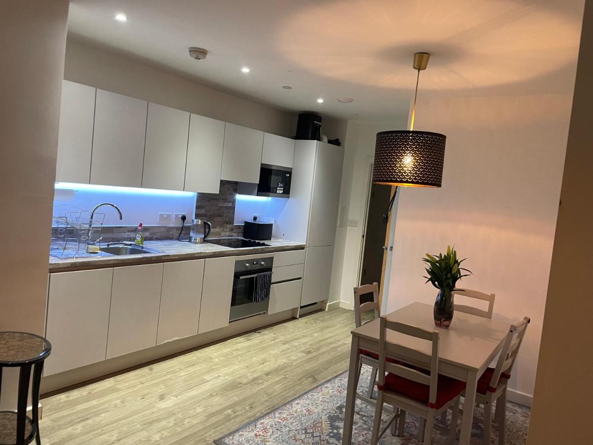 Stylish 2BR Apartment Near Wembley Stadium - Balcony & Parking - Housity