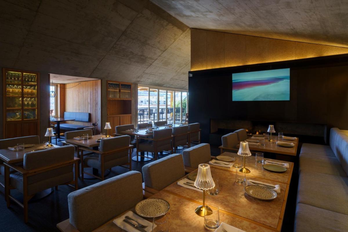 um restaurante com mesas, cadeiras e uma televisão de tela plana em Lisboa Pessoa Hotel em Lisboa