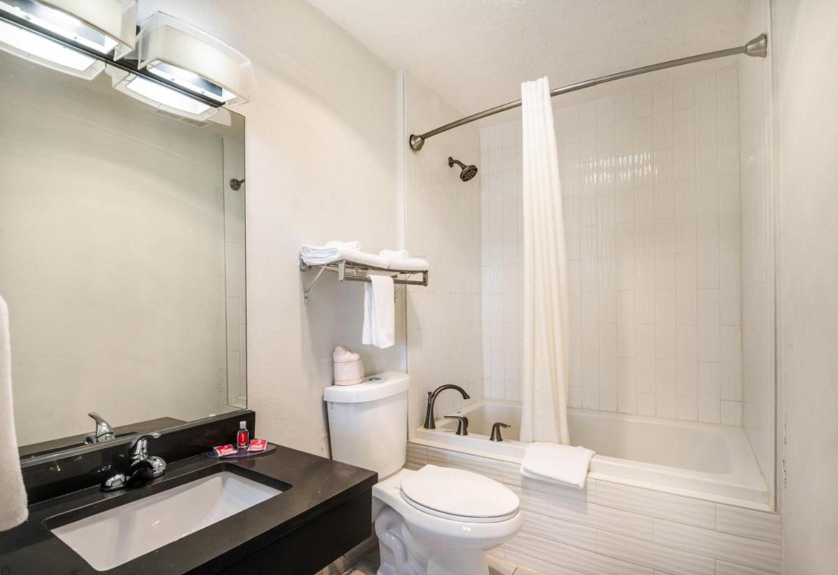 Econo Lodge Glade Springs I-81 - Housity