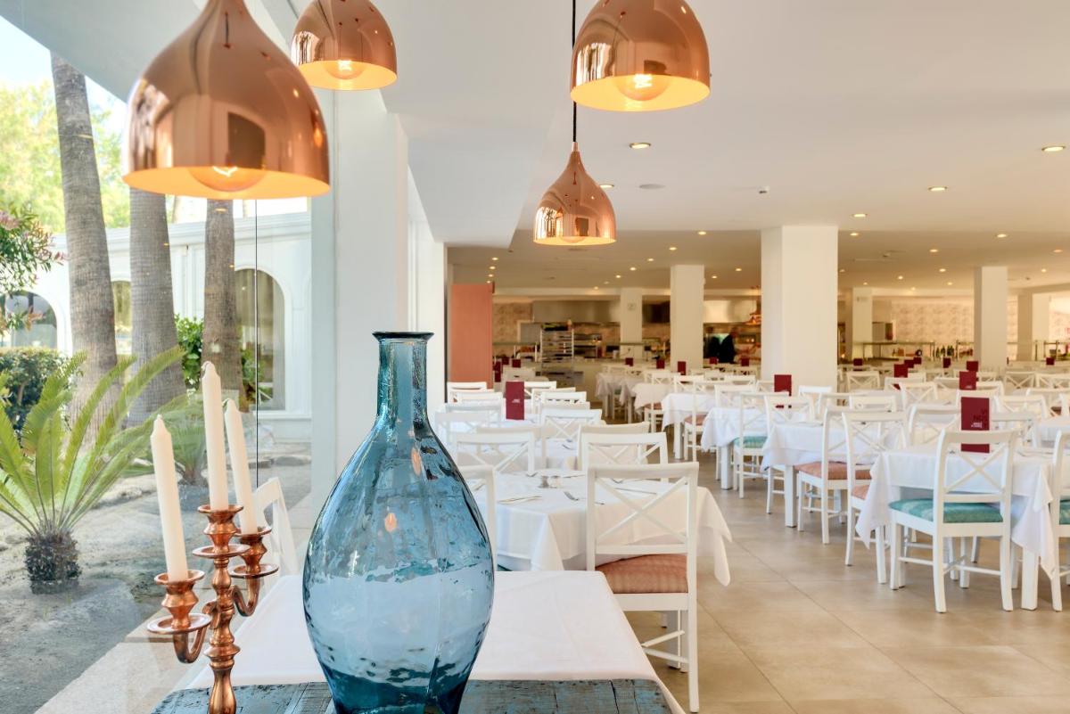Un restaurante o sitio para comer en Alcudia Garden Aparthotel