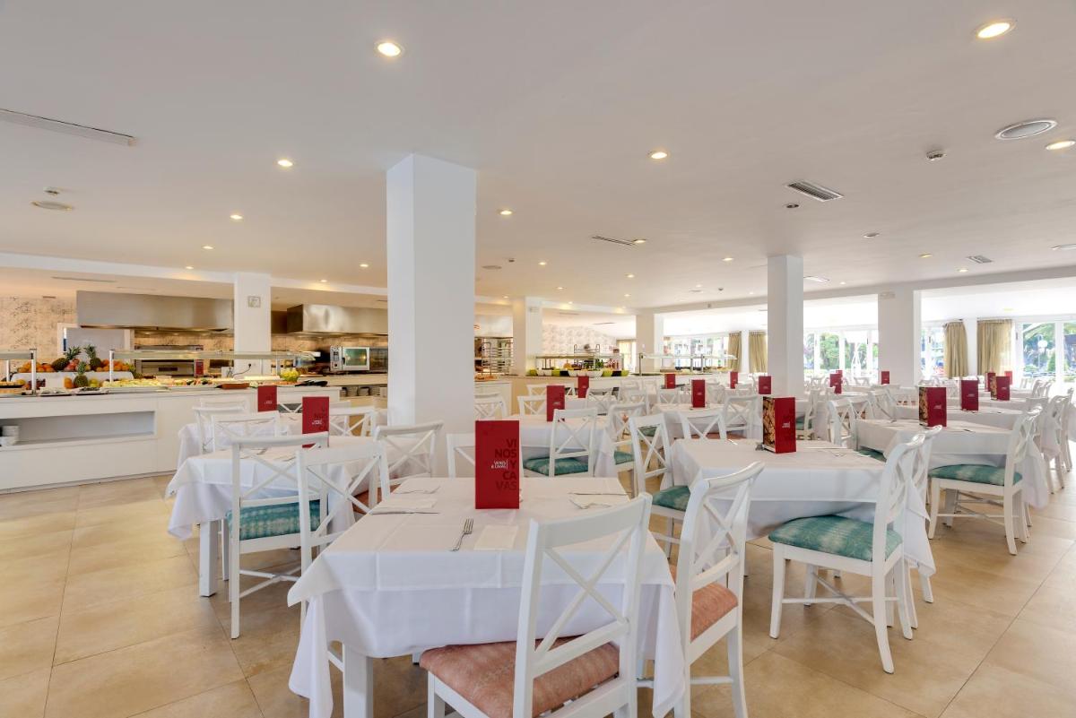 Un restaurante o sitio para comer en Alcudia Garden Aparthotel