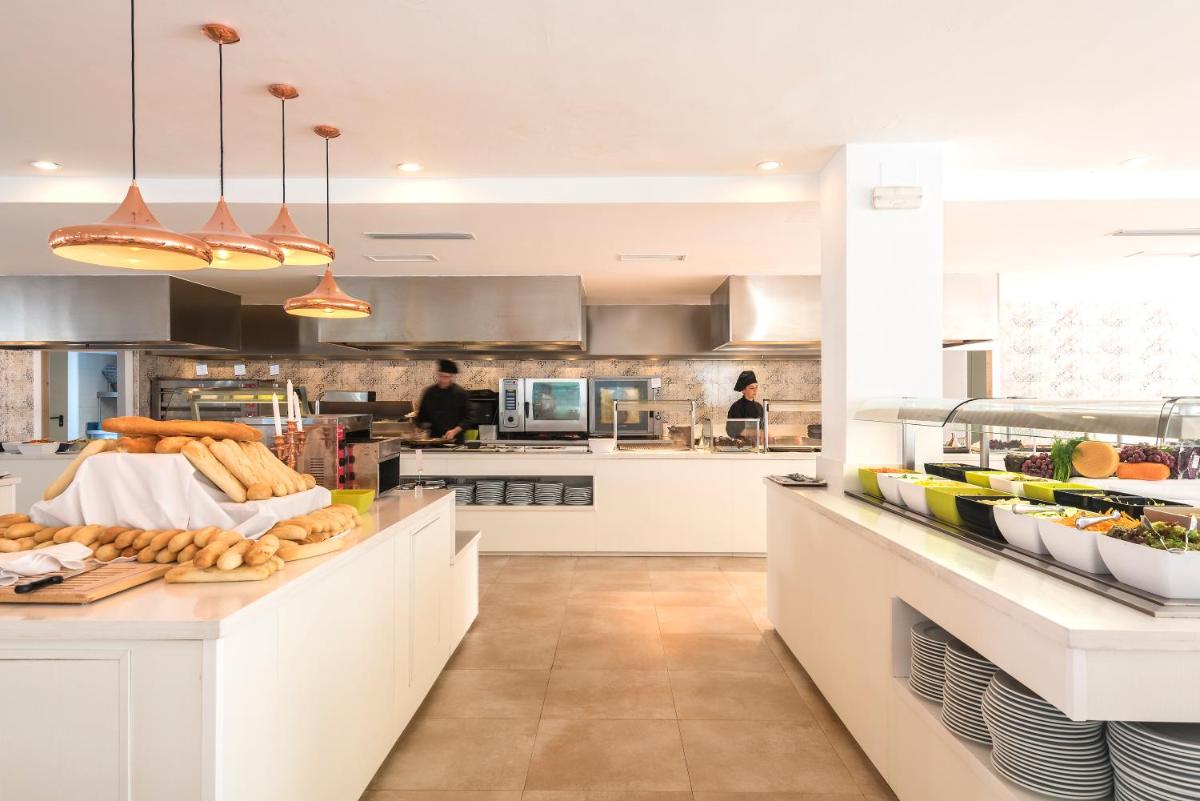 Una cocina o zona de cocina en Alcudia Garden Aparthotel