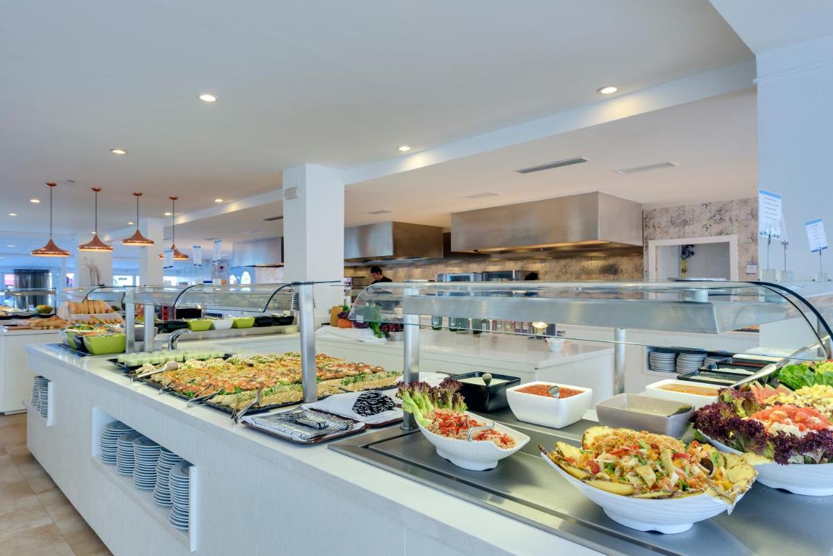 Comida en o cerca de este apartahotel