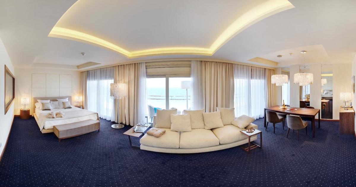 sala de estar amplia con sofá y mesa en Cosmopolita Hotel Boutique & Spa, en Platja d'Aro
