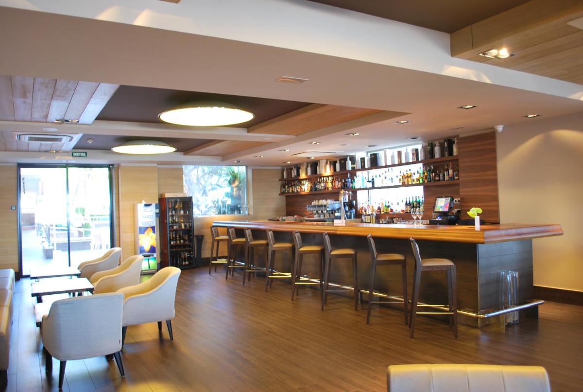 El salón o zona de bar de Cosmopolita Hotel Boutique & Spa