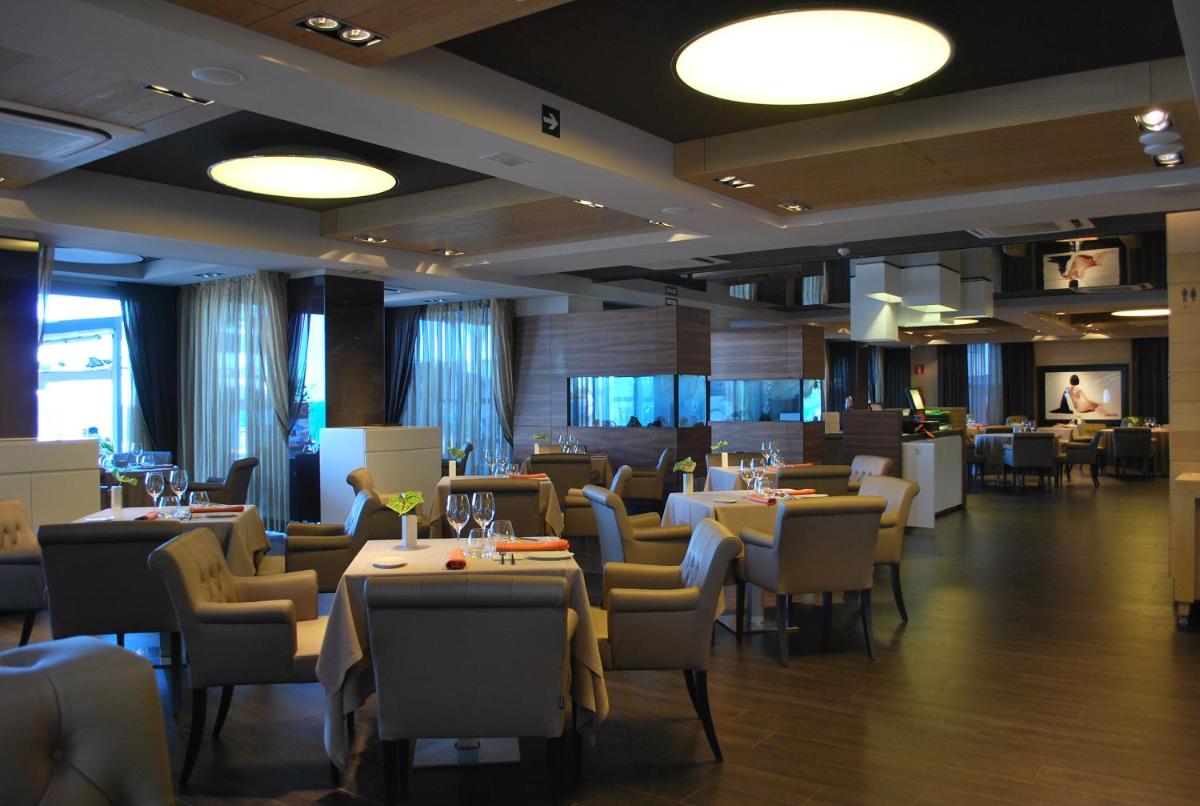 Un restaurante o sitio para comer en Cosmopolita Hotel Boutique & Spa