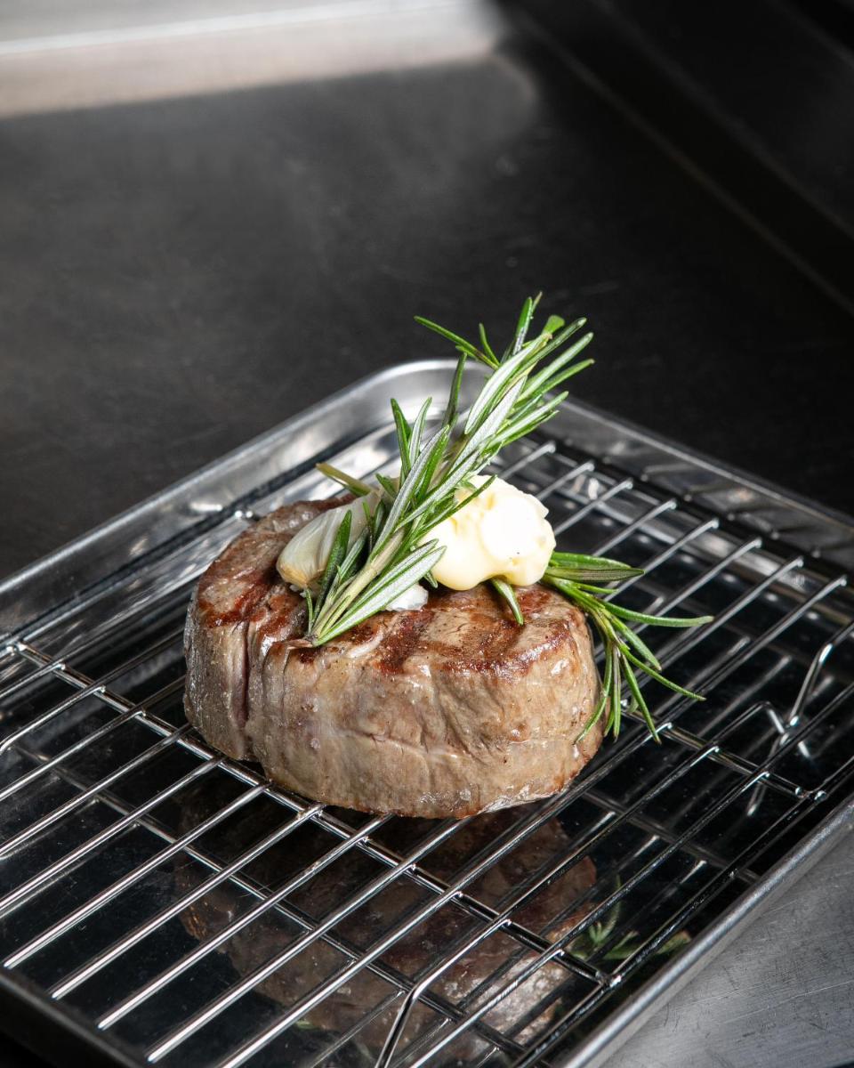 ein Stück Fleisch, das auf einem Rost im Ofen liegt in der Unterkunft Grand Hyatt Berlin in Berlin