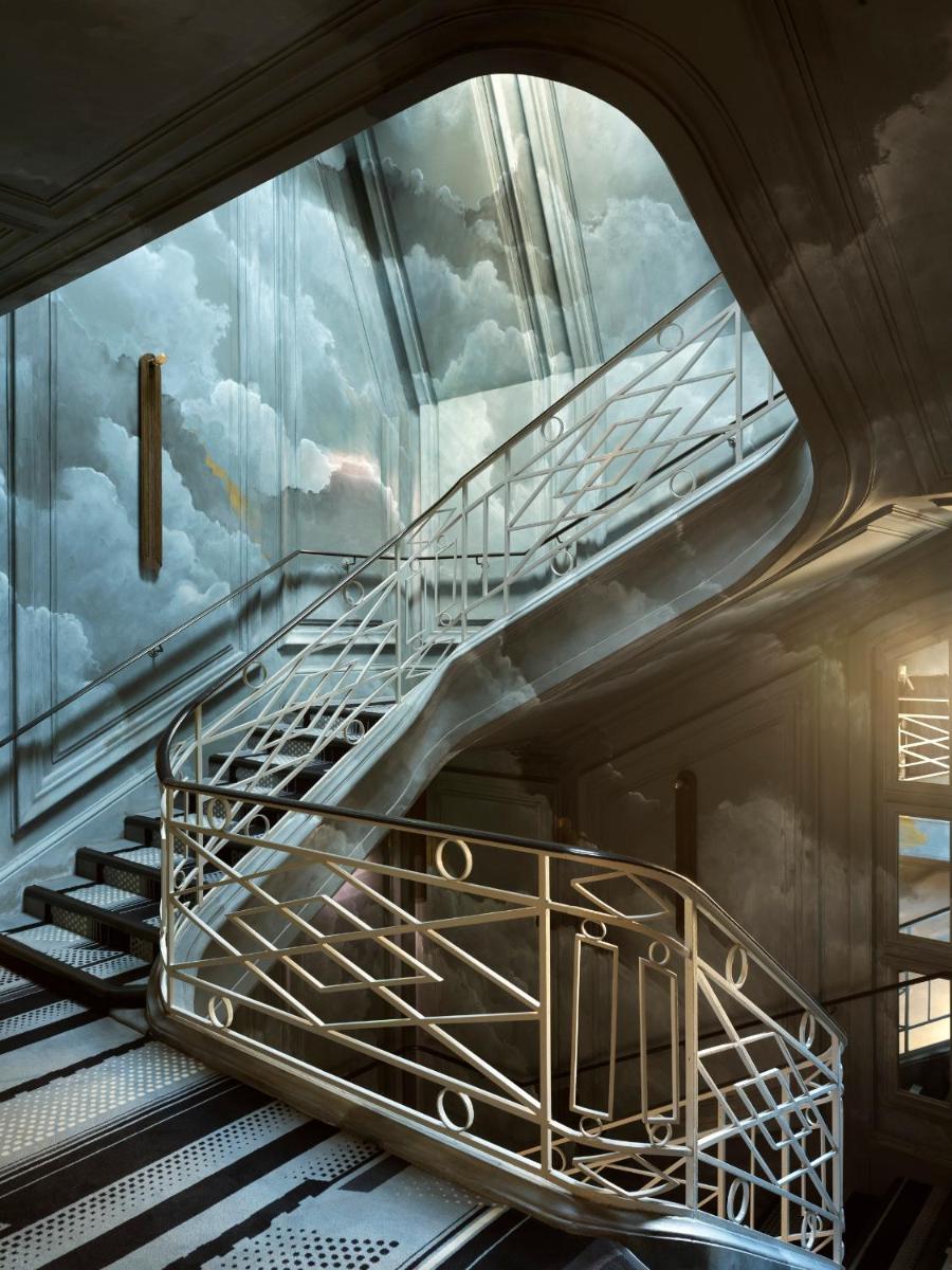un escalator avec un escalier métallique dans un bâtiment dans l'établissement Nolinski Paris - Evok Collection, à Paris