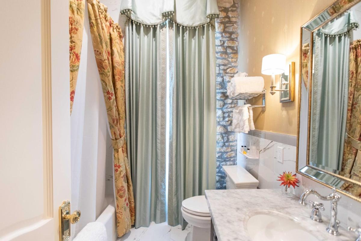 PA Smith Hotel - Housity