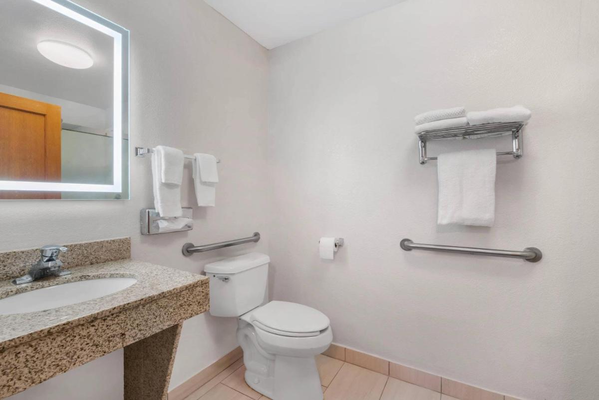 Sleep Inn & Suites Sheboygan I-43 - Housity