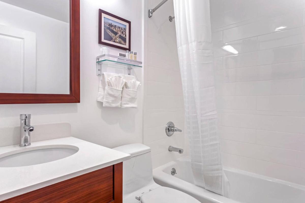 Avion Inn Near LGA Airport, an Ascend Collection Hotel - Housity