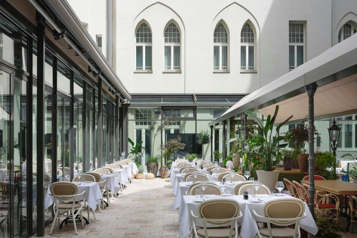 Ein Restaurant oder anderes Speiselokal in der Unterkunft Roomers Berlin Steinplatz, Autograph Collection