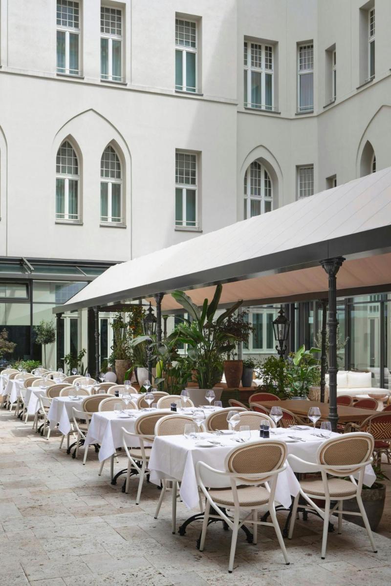 Ein Restaurant oder anderes Speiselokal in der Unterkunft Roomers Berlin Steinplatz, Autograph Collection