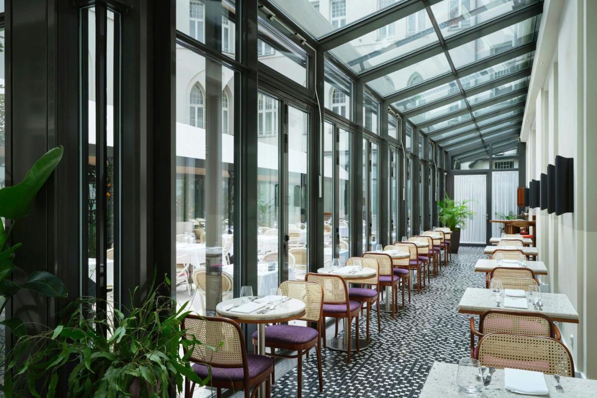 Ein Restaurant oder anderes Speiselokal in der Unterkunft Roomers Berlin Steinplatz, Autograph Collection