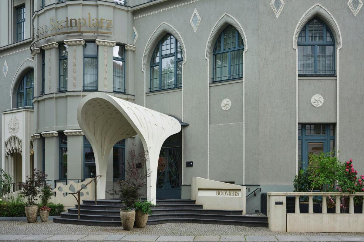ein großes Gebäude mit Treppe und Eingangsbereich in der Unterkunft Roomers Berlin Steinplatz, Autograph Collection in Berlin