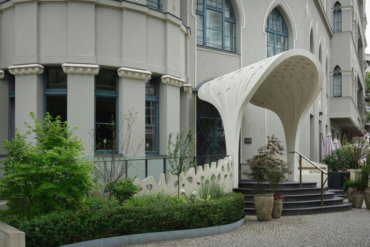 ein Gebäude mit einer weißen Treppe davor in der Unterkunft Roomers Berlin Steinplatz, Autograph Collection in Berlin