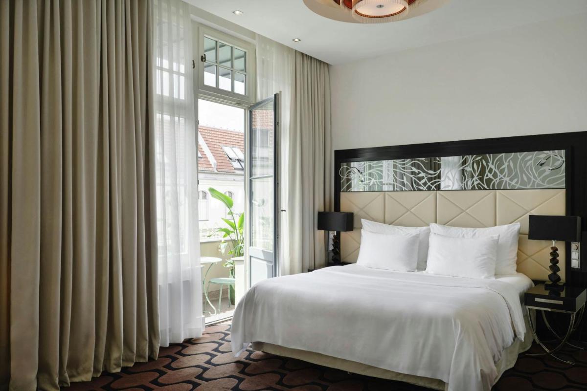 Ein Bett oder Betten in einem Zimmer der Unterkunft Roomers Berlin Steinplatz, Autograph Collection