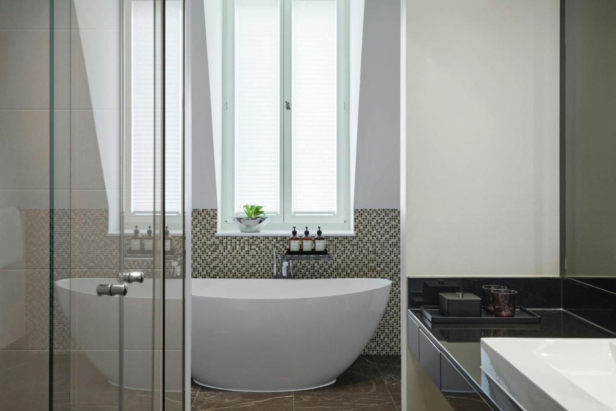 Ein Badezimmer in der Unterkunft Roomers Berlin Steinplatz, Autograph Collection