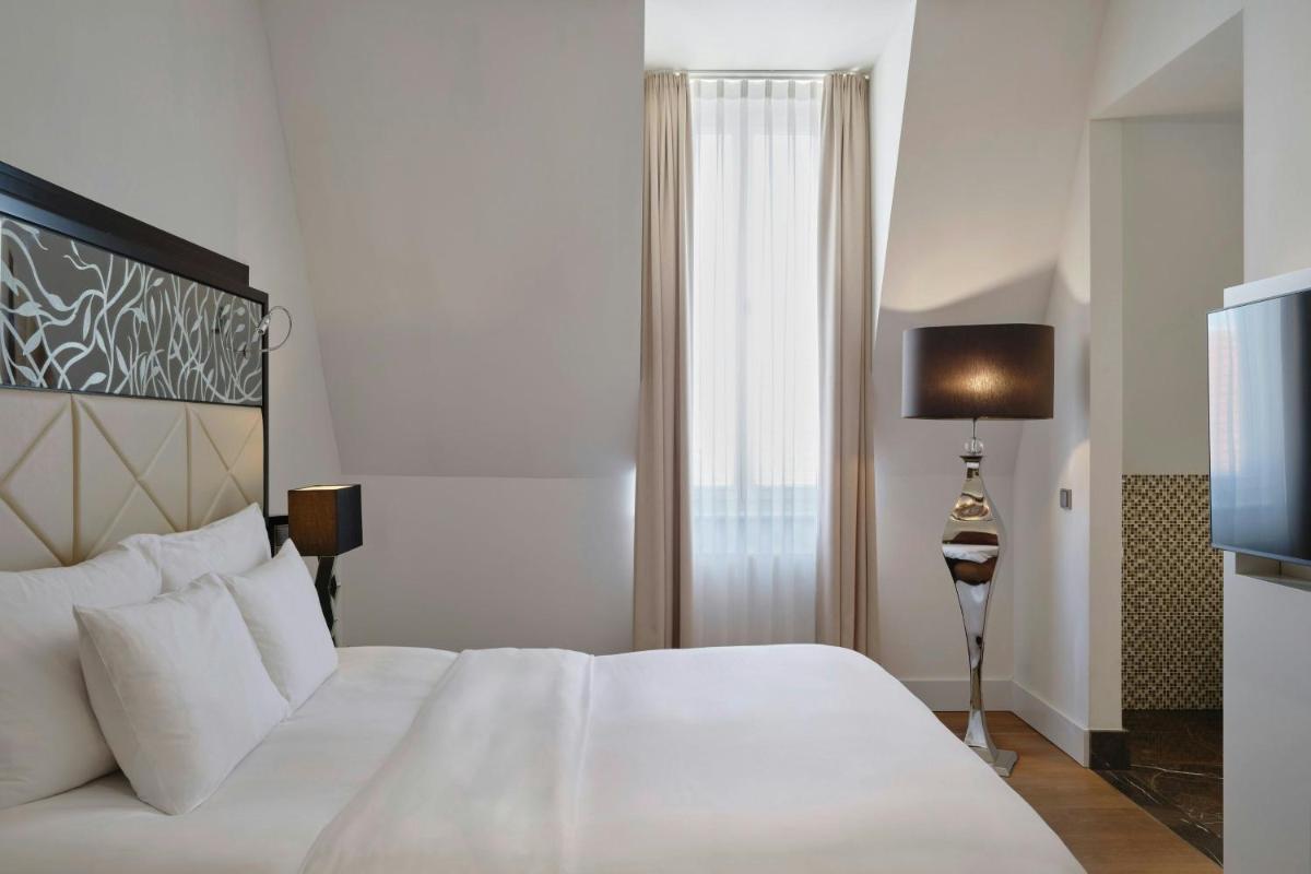 Ein Bett oder Betten in einem Zimmer der Unterkunft Roomers Berlin Steinplatz, Autograph Collection