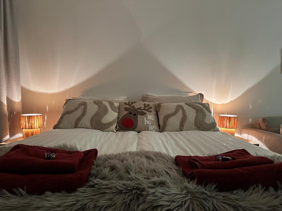 Santa's Holiday Homes - Hizvo