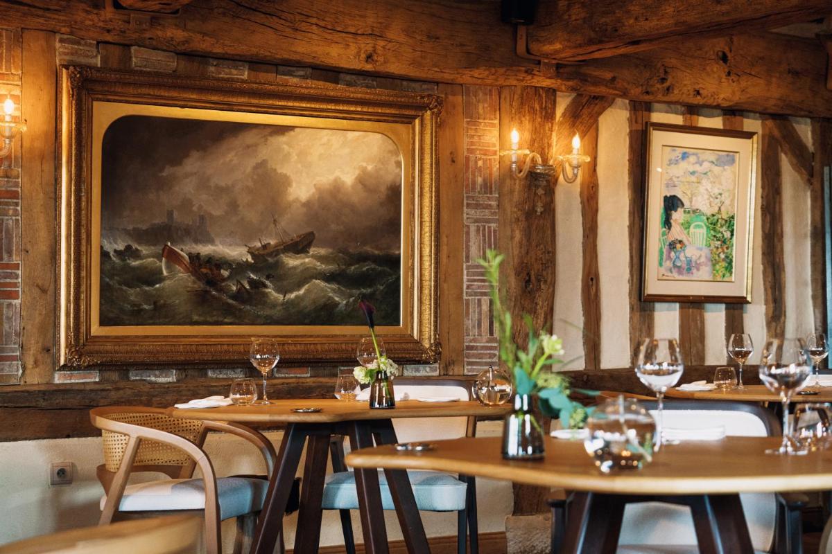 Restaurant ou autre lieu de restauration dans l'établissement La Ferme Saint Simeon Hotel & Spa - Relais & Chateaux