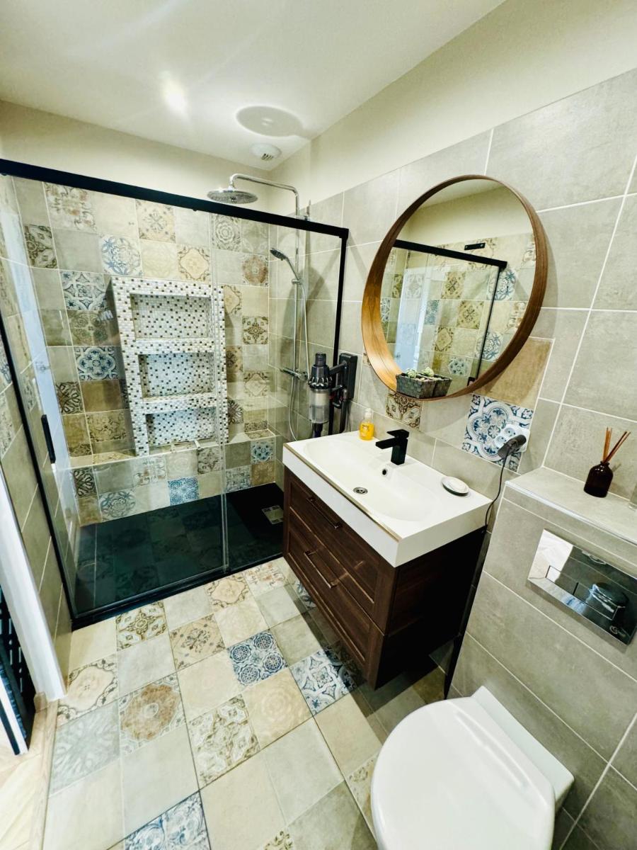 Villa Cardelin, Chambre privée, proche Aéroport et Airbus, - Housity