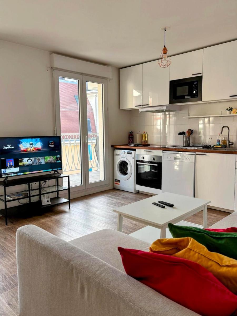 Apartment in Paris Suburb, 15 minutes to center. - Housity