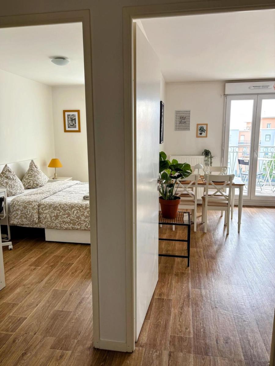 Apartment in Paris Suburb, 15 minutes to center. - Housity