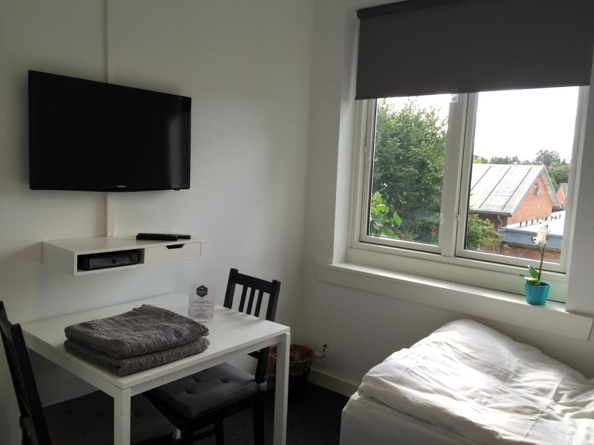 Close But Quiet - Housity