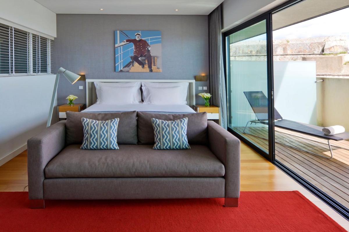 Uma área de estar em Pestana Cidadela Cascais - Pousada & Art District