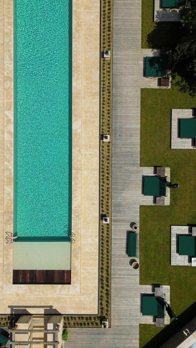 Piscine de l'établissement Hostellerie De Levernois ou située à proximité