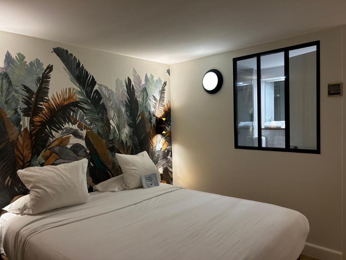 une chambre avec un grand lit blanc avec un miroir dans l'établissement Kyriad Carcassonne - Aéroport, à Carcassonne
