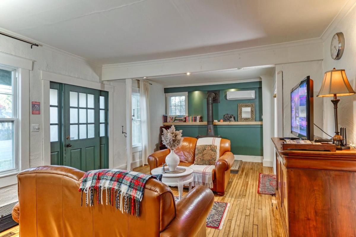 Cozy Winter Escape - Family Home, Near Skiing - Housity