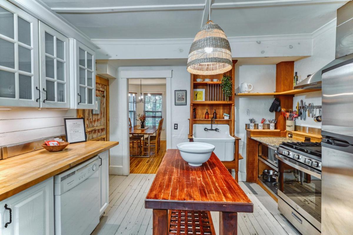 Cozy Winter Escape - Family Home, Near Skiing - Housity