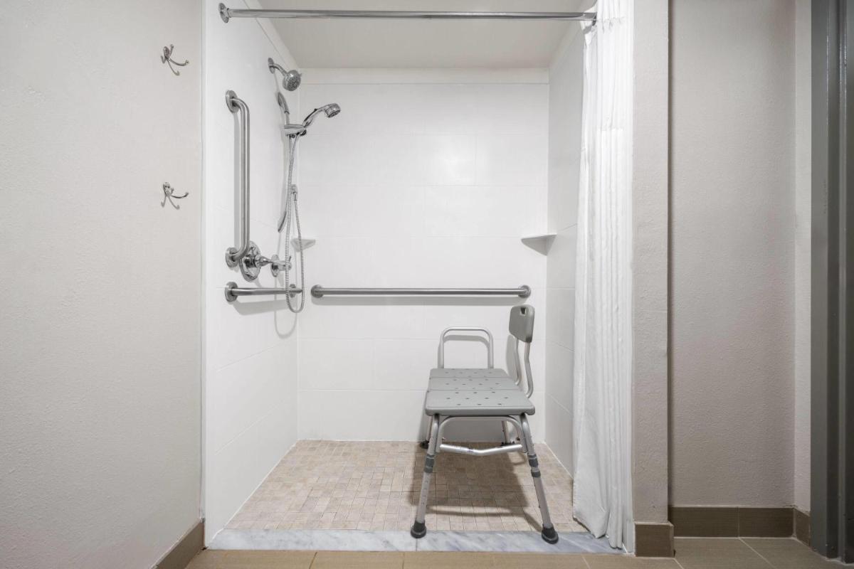 Days Inn by Wyndham Murphy - Housity