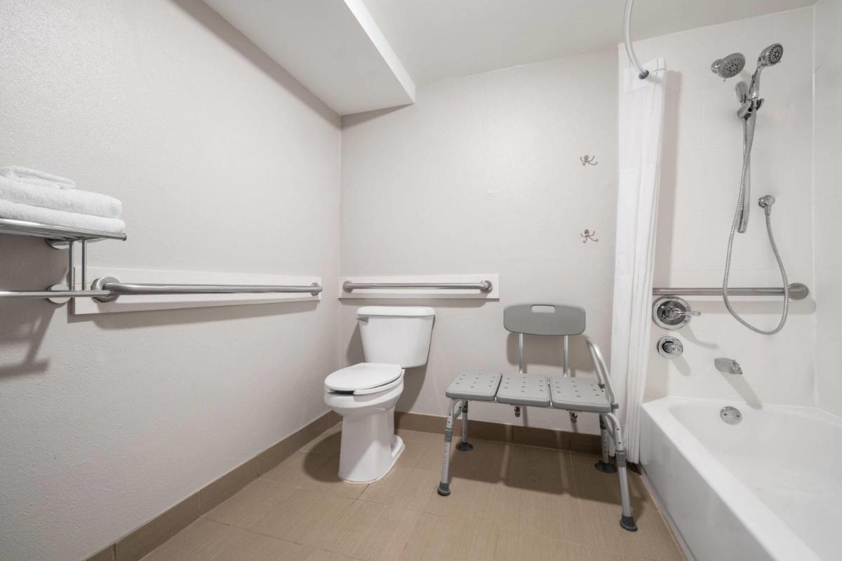 Days Inn by Wyndham Murphy - Housity