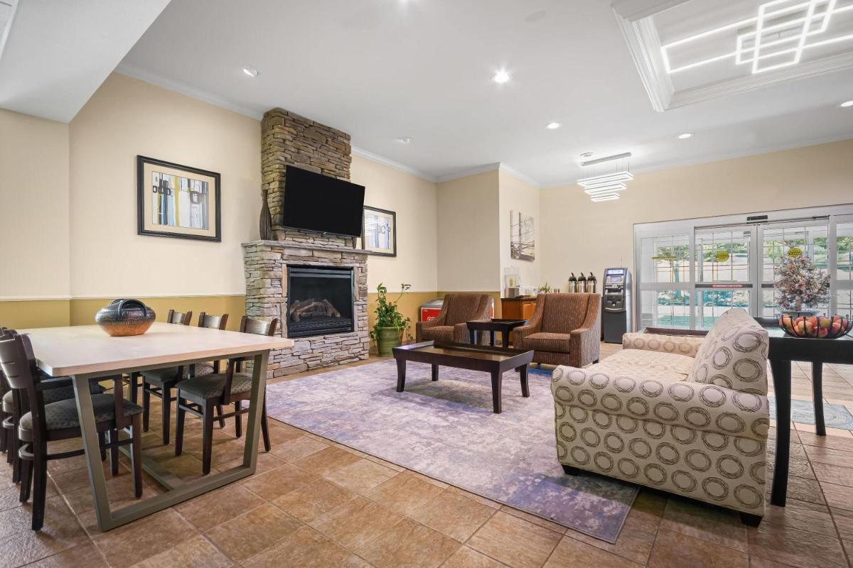 La Quinta by Wyndham Stonington-Mystic Area - Housity