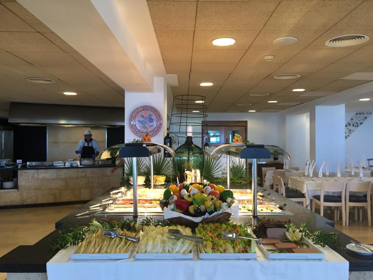 Comida en o cerca de este hotel