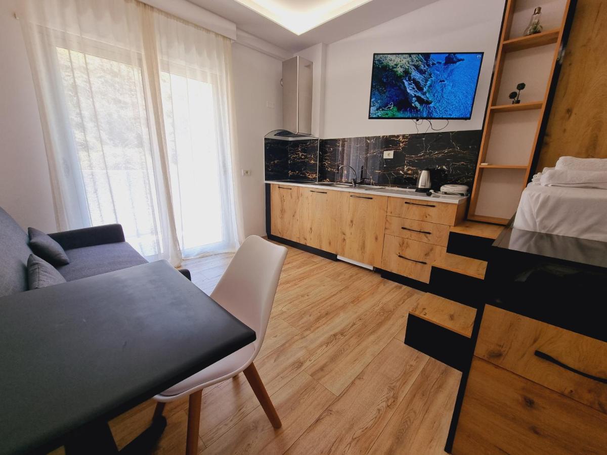Teo's Deluxe Studios - Housity