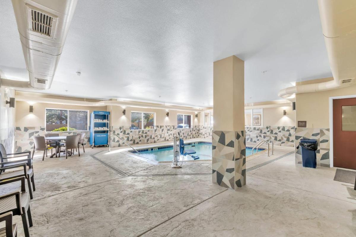 Comfort Suites Lakewood - Denver - Housity