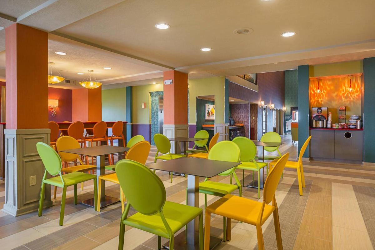 Clarion Inn & Suites Evansville Eastland Area - Housity