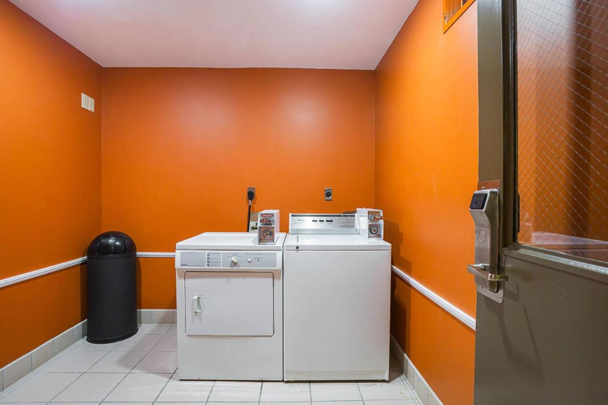 Clarion Inn & Suites Evansville Eastland Area - Housity