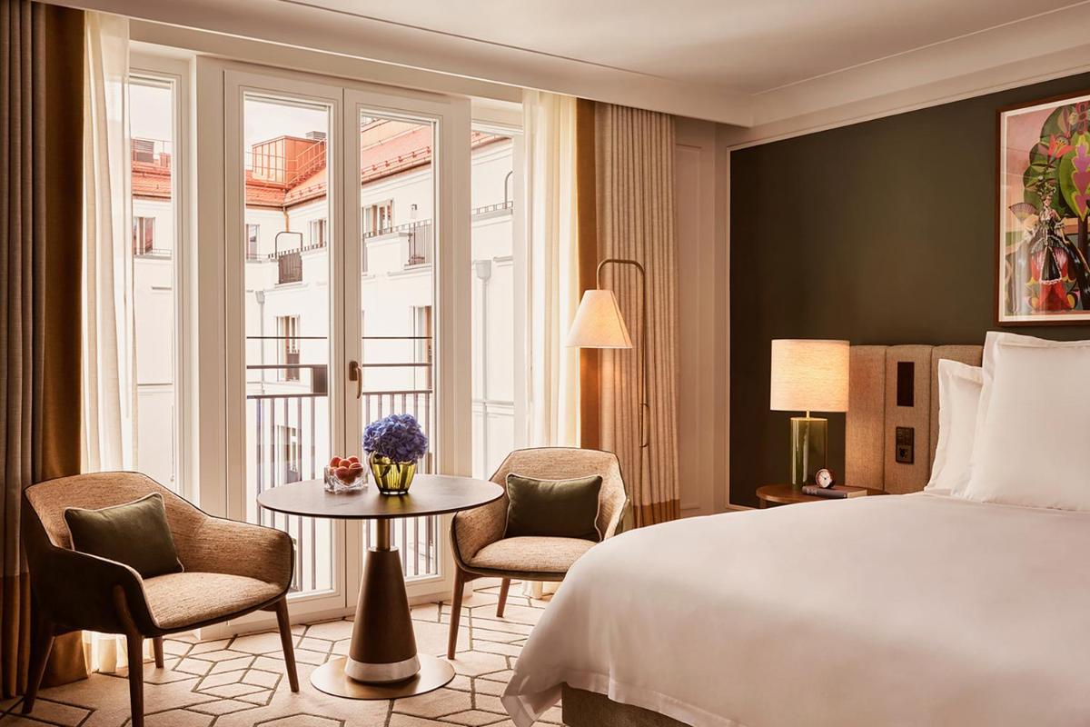 Ein Bett oder Betten in einem Zimmer der Unterkunft Rosewood Munich